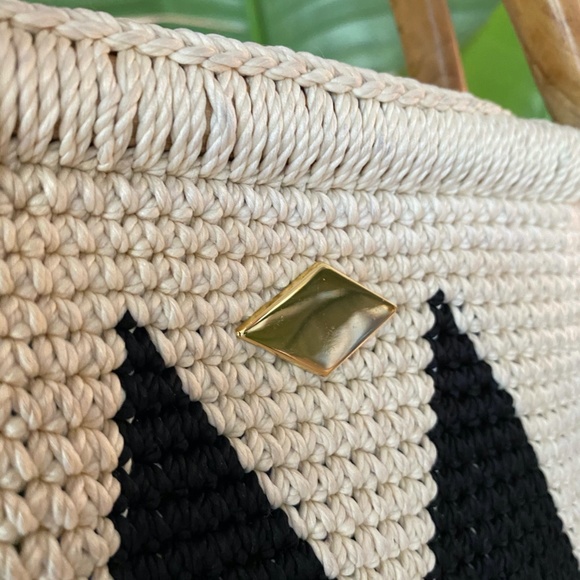 Handwoven Bag with Wooden Handles - Picture 3 of 6